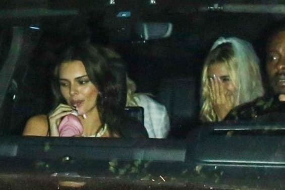 En cuanto a los invitados no se sabe mucho, pero se espera la presencia de 
<b>Kendall Jenner</b>, quien en días pasados celebró con 
<b>Hailey</b> su despedida de soltera.