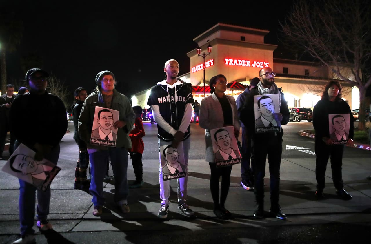El lunes por la noche la Policía de Sacramento arrestó al menos a 80 manifestantes, luego de una marcha en Sacramento que exigía que los agentes fueran acusados por la muerte de Stephon Clark.
<br>