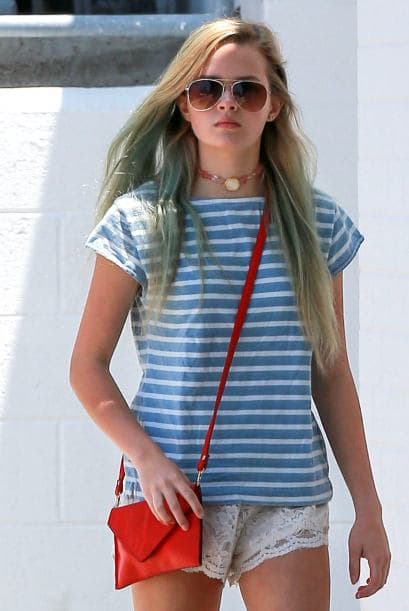 Mientras que Ava Phillippe lució un short de encaje en beige con una playera de rayas azul con blanco, un bolso pequeño y ‘flats’ en dorado.