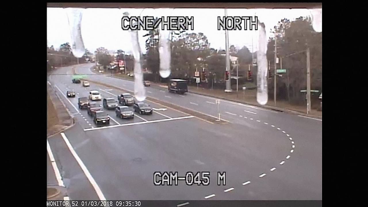 Hielo sobre una cámara de transito en Tallahassee. La oficina del Servicio Nacional de Meteorología confirmó que cayeron 0.1 pulgadas de nieve en el área del centro de la capital de Florida.