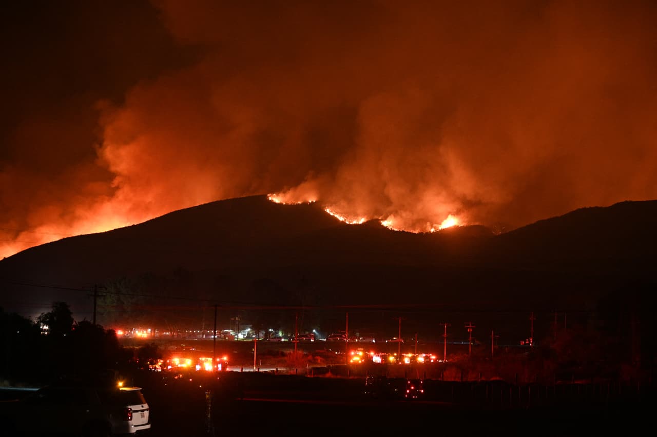 <b>Esfuerzos nocturnos</b>: Bomberos trabajaron intensamente para evitar que el fuego alcanzara áreas críticas como Elderberry Canyon.