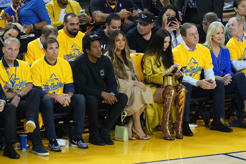 El rapero Jay-Z y su esposa, la cantante Beyonce, ambos muy aficionados al baloncesto, atendiendo a las acciones del Juego 3 de las Finales de la NBA Oracle Arena, en muy buenos asientos: