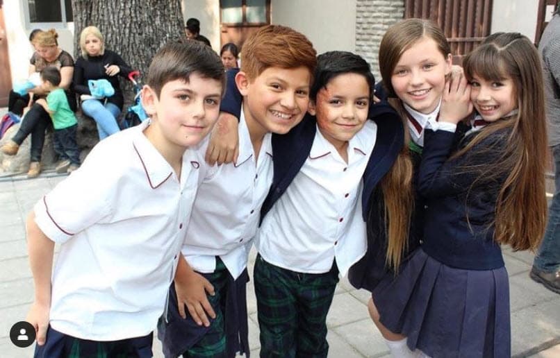 En este proyecto dio vida a un niño que tenía cicatrices de quemaduras en el rostro, por lo cual era introvertido.
<br>