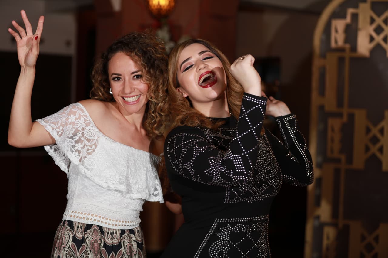 Ya tenemos a las 24 que pasan a la Casa Reina. Aunque todas se lucieron, muchas se quedaron con el sueño a medias. We take you backstage en este primer show.