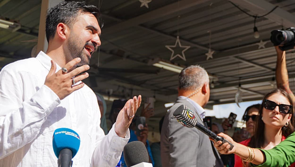 <b><a href="https://www.univision.com/local/nueva-york-wxtv/politica-new-york/que-prometio-zohran-mamdani-a-nueva-york-donald-trump-amenaza-politicos-emiten-advertencias" target="_blank">El alcalde electo de la Ciudad de Nueva York se comprometió</a></b> a
<b>congelar por cuatro años los alquileres de cerca de 2 millones de personas;</b> ofreció
<b>cuido gratis para niños hasta los 5 años</b>; dijo que iba a
<b>aumentar el salario mínimo de $20 a $30</b>; crearía supermercados municipales en cada uno de los 5 condados, donde se puedan hacer compras más baratas; y prometió
<b>transportación pública libre de costo</b>.