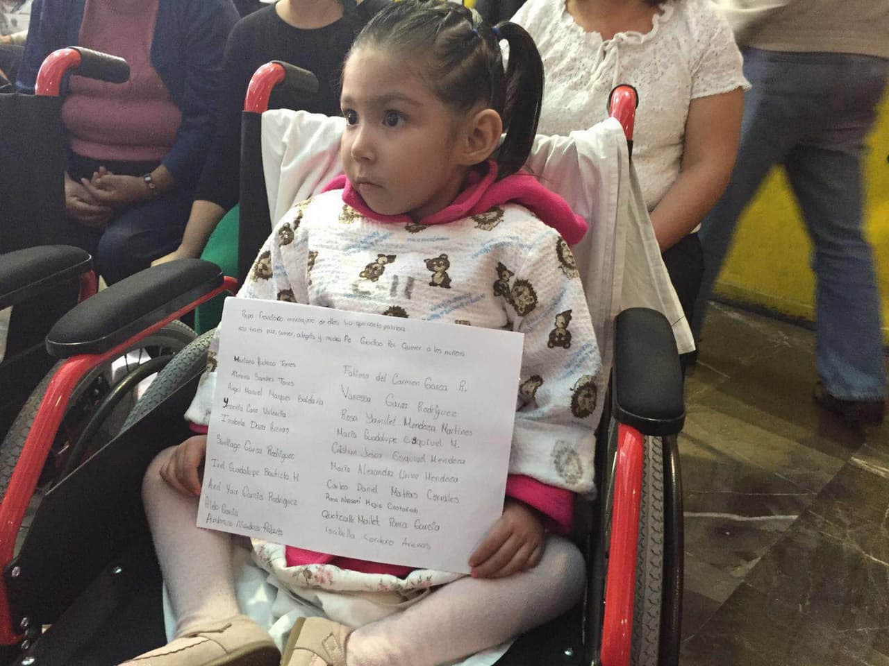 Esta pequeña lo esperaba muy atenta con un letrero que preparó especiamente para él.