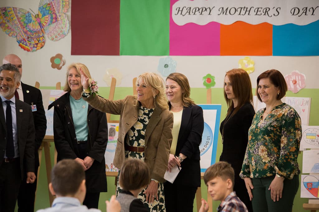 En la imagen se puede ver a la primera dama saludando a los presentes en la escuela primaria Tomasikova 31, en Kosice, Eslovaquia, en donde actualmente residen muchos ucranianos desplazados, mientras buscan un nuevo destino.