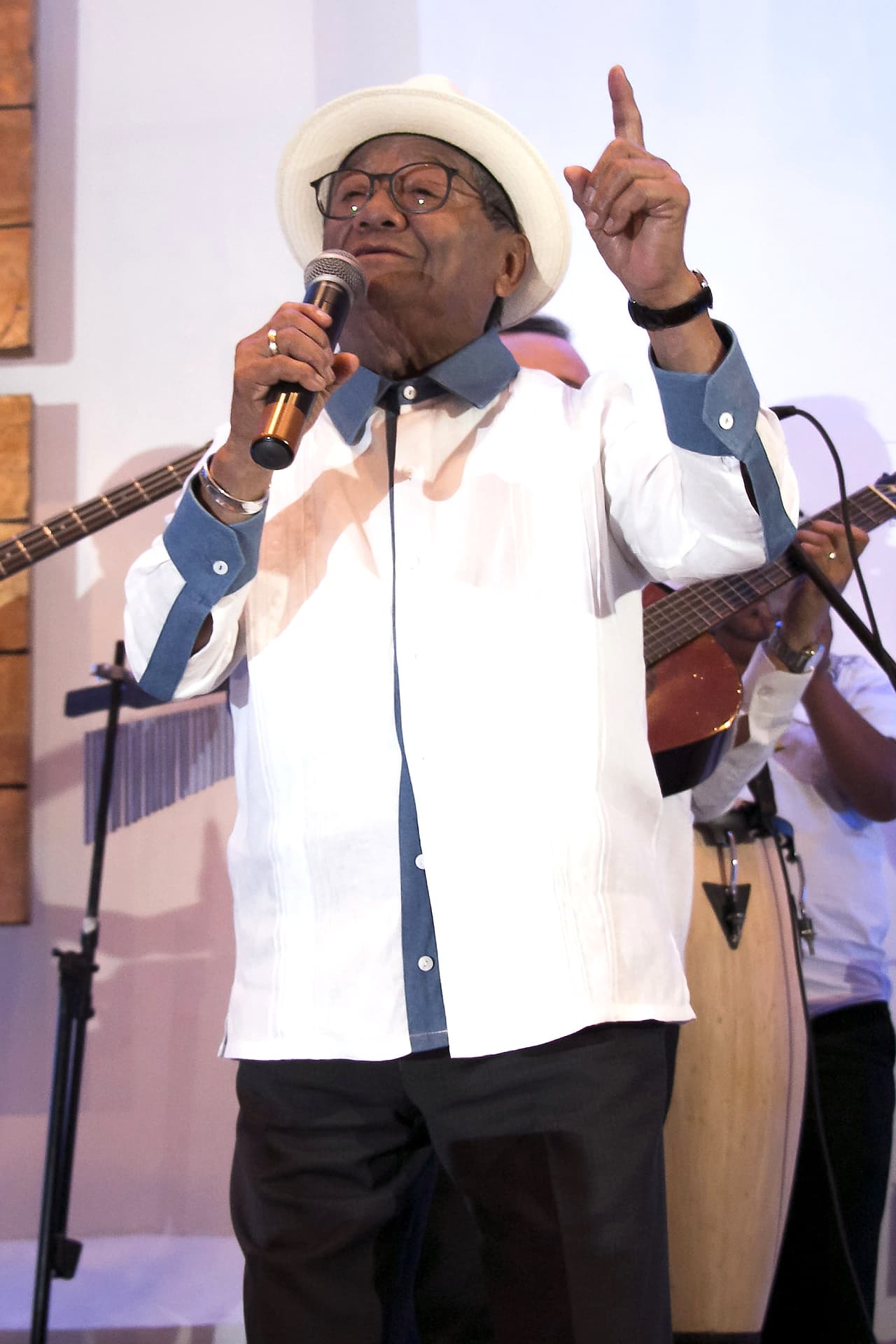 Y al ser cuestionado sobre si ha pensado en el retiro, Armando Manzanero explicó qué es lo que debe suceder para que deje los escenarios.