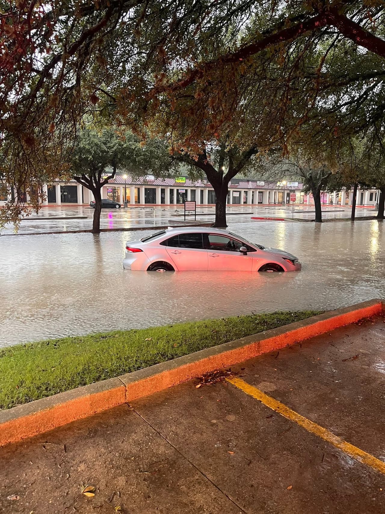Debido a un desgajamiento de calles sobre el Puente Arcadia Loop, una tubería de agua sufrió daños, porque lo que el servicio de agua se interrumpió en las áreas aledañas. Se informó que el servicio continuará suspendido hasta que se puedan realizar las reparaciones necesarias.