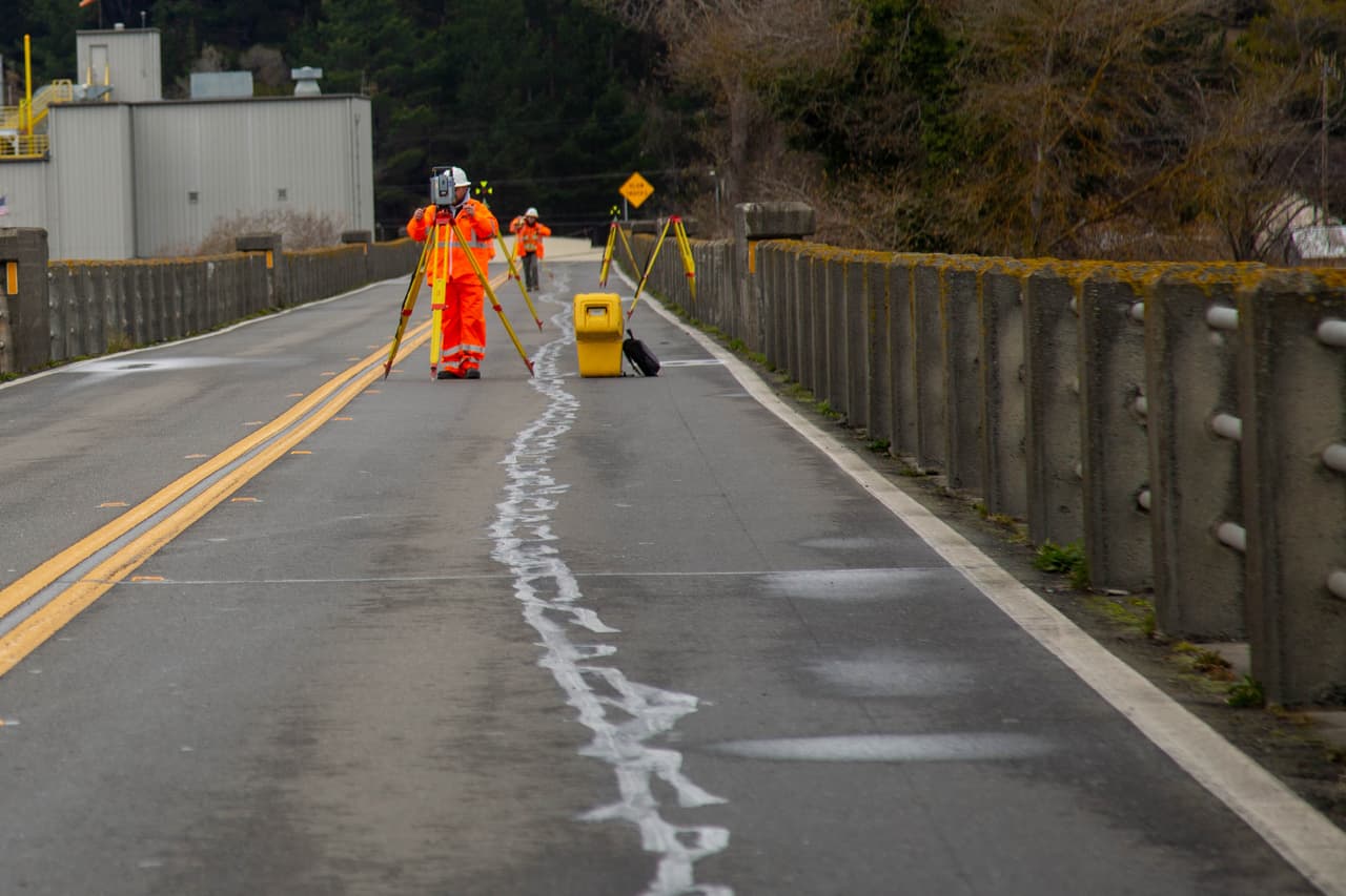 La Ruta 211 en Fernbridge, en el condado de Humboldt, fue cerradael martes 20 de diciembre tras el sismo mientras el personal de CalTrans inspeccionaba el estado del puente.