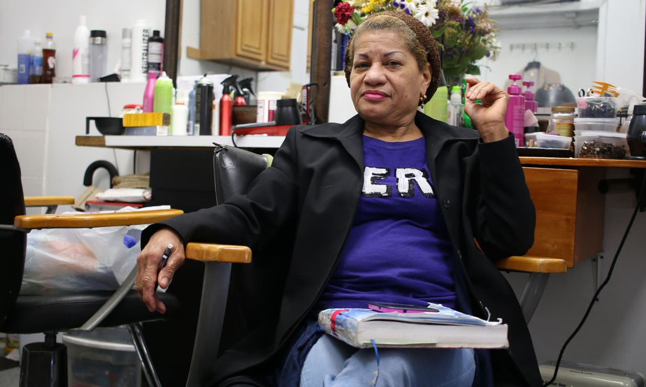 María Ramos ha financiado su salón de belleza en Washington Heights con ayuda de prestamistas. Hoy, tiene una deuda de casi 11,000 dólares a tres banqueros informales.