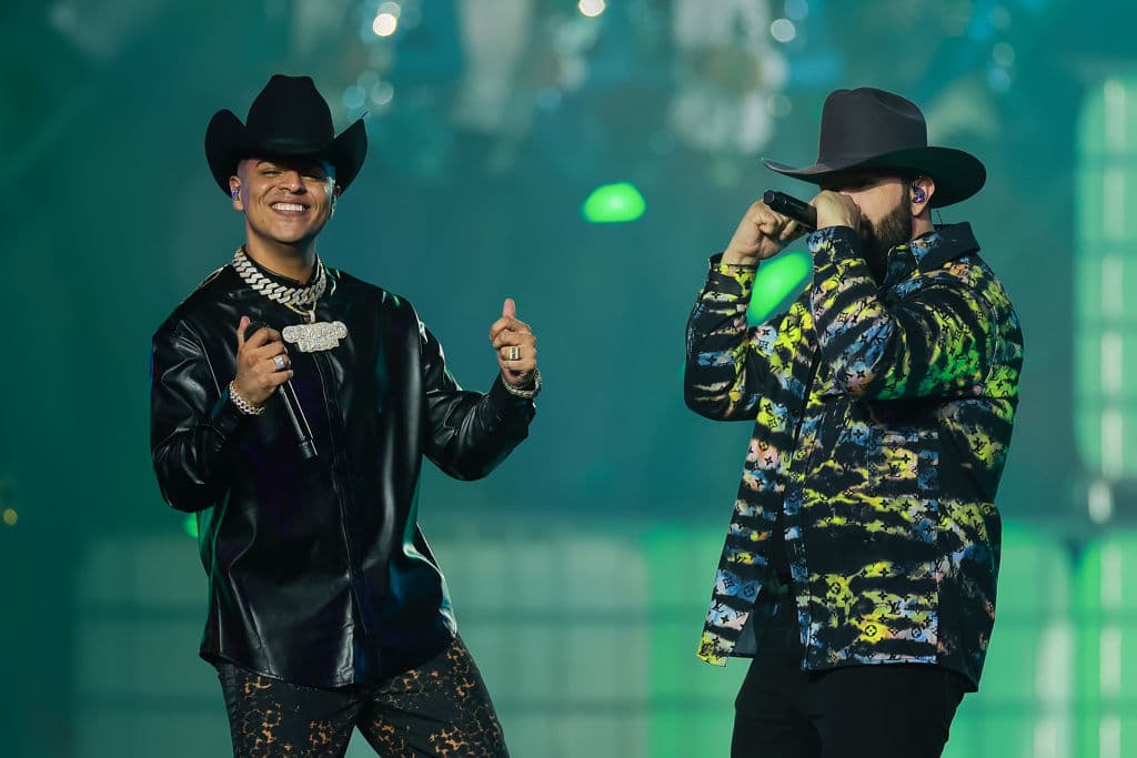 Respecto a la alimentación,
<a href="https://www.univision.com/musica/lujos-excentricidades-famosos-aviones-privados-exoticos-autos-costosas-prendas-fotos">Eduin Caz</a> explicó que lo hace en 5 tiempos y todas equilibradas con proteína de origen animal y muchas verduras.