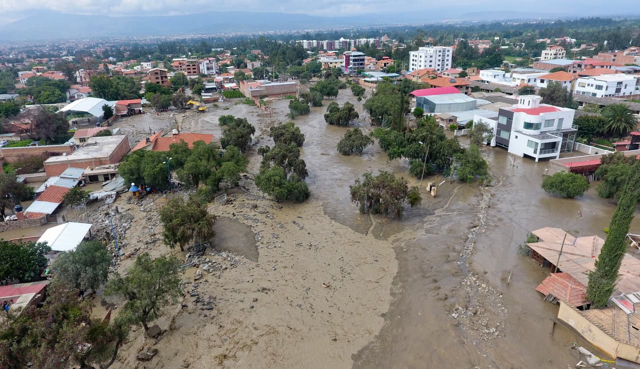 Las autoridades bolivianas declararon 13 municipios en situación de desastre por las inundaciones y 19 en emergencia. En la foto, calles inundadas de por la crecida del río Taquiña, cerca de la ciudad de Cochabamba.