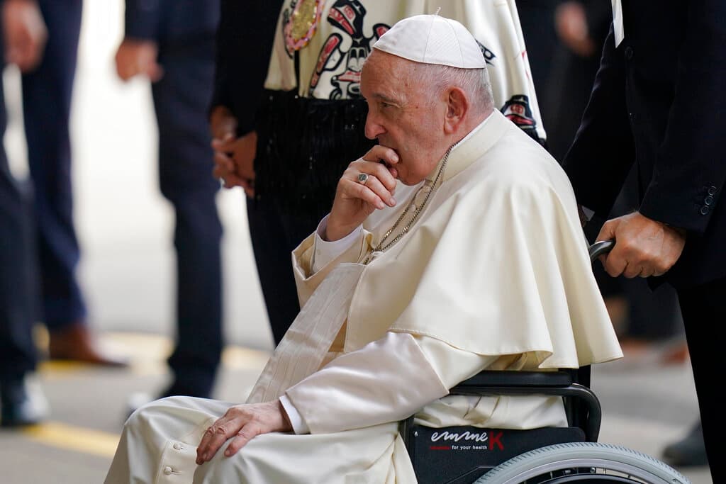 El papa, en silla de ruedas, fue bajado por la parte trasera del avión con la ayuda de un ambulift antes de ser conducido en un Fiat blanco compacto a un hangar del aeropuerto donde fue recibido por Trudeau, Simon y otros dignatarios.
<br>