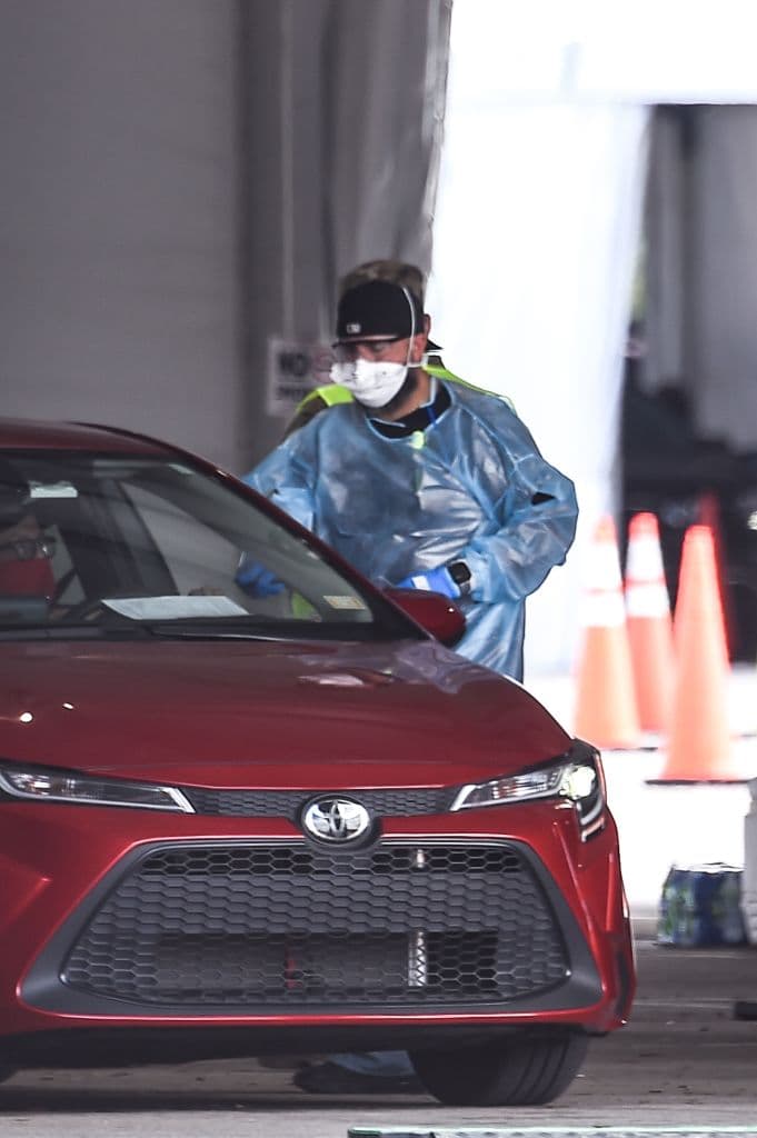 Un trabajador de la salud administra una dosis de la vacuna 
<a href="https://www.univision.com/noticias/salud/medio-millon-de-muertes-coronavirus-eeuu" target="_blank">contra covid-19 en Miami, Florida</a>. Hasta este lunes, unas 61 millones de personas han recibido una de las dos 
<b>vacunas</b> autorizadas en Estados Unidos (
<b>Pfizer/BioNTech y Moderna</b>), y 18 millones ya tuvieron las dos dosis requeridas.