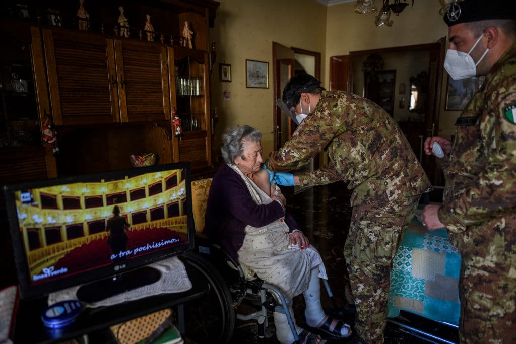 También en Italia la vacuna ha llegado a zonas aisladas del país, con apoyo del Ejército. En la imagen se puede ver a un enfermero militar inyectando a una mujer de 80 años en su casa, en la región de Molise, gracias a una iniciativa de acudir a los hogares de personas dependientes y vulnerables en las regiones más apartadas del país.