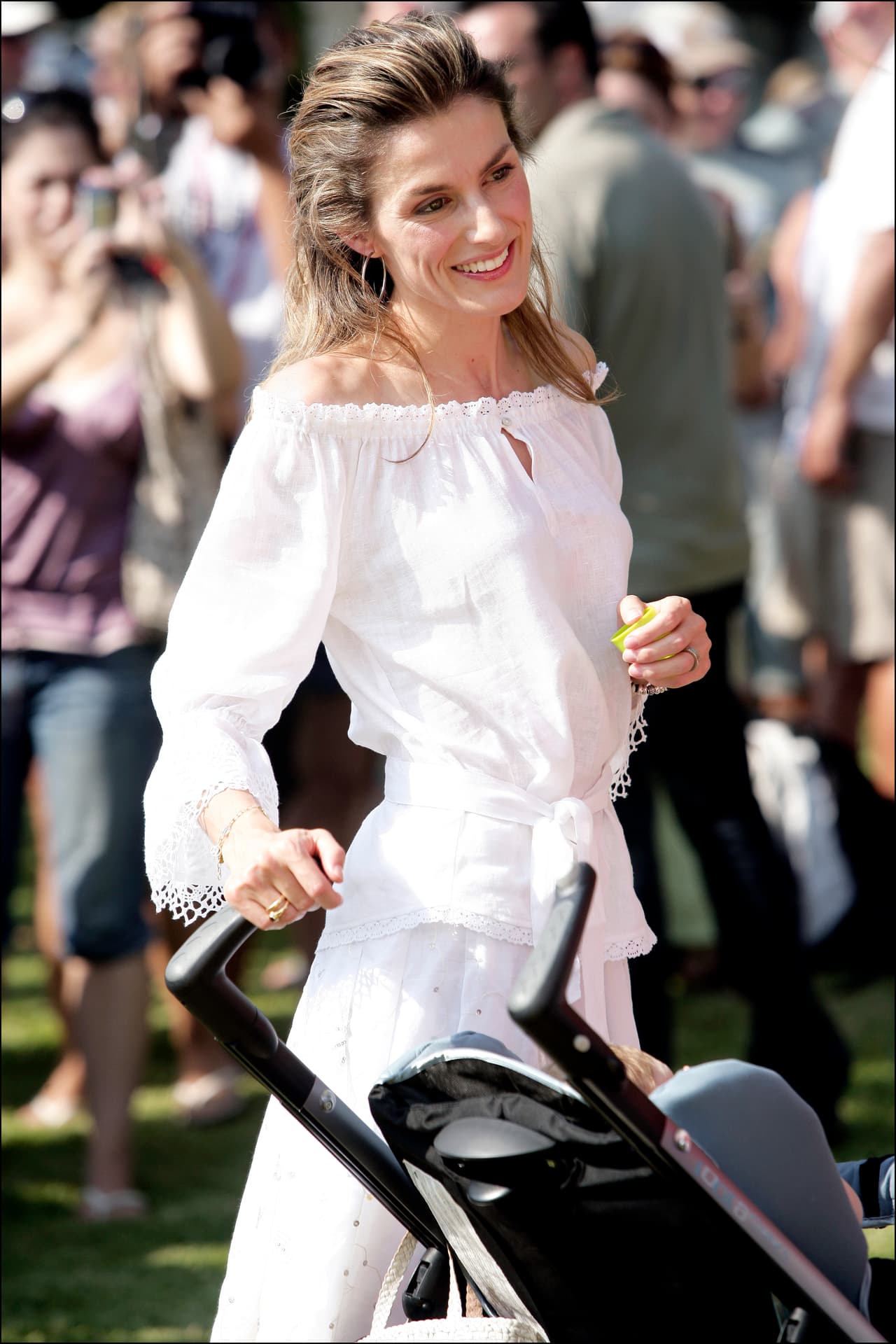 Sus brazos lucieron extremadamente flacos y su rostro sólo reflejaba cansancio y fatiga.