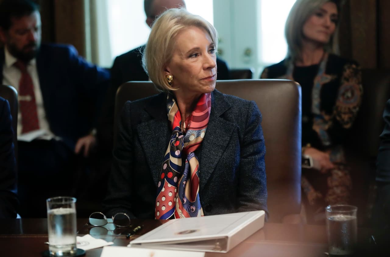 Desde que tomó la dirección del Departamento de Educación, Betsy DeVos ha eliminado o congelado varias disposiciones de Obama en protección de los estudiantes.