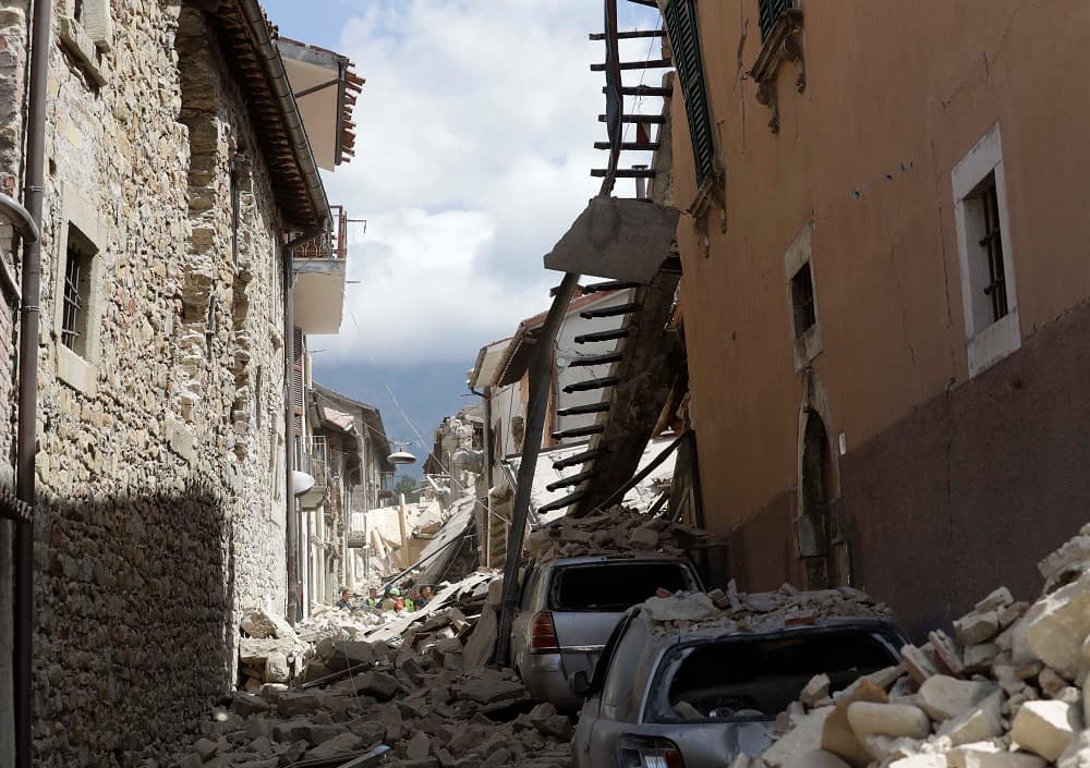 Equipos de rescate entre los escombros de una calle en Amatrice, una de las localidades más afectadas por el sismo que ha golpeado el centro de Italia.