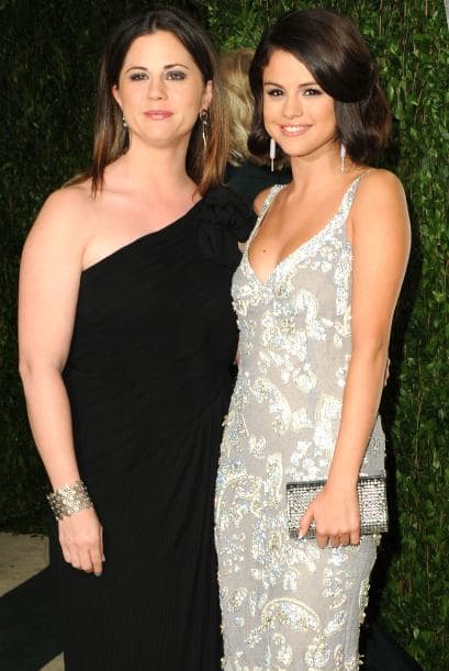 Los tabloides insisten en reportar que todo es culpa de la madre de Selena Gómez, Mandy Teefey, quien no estaría muy contenta con que griten su amor a los cuatro vientos, luego de que Bieber le rompiera el corazón a su hija en el pasado.