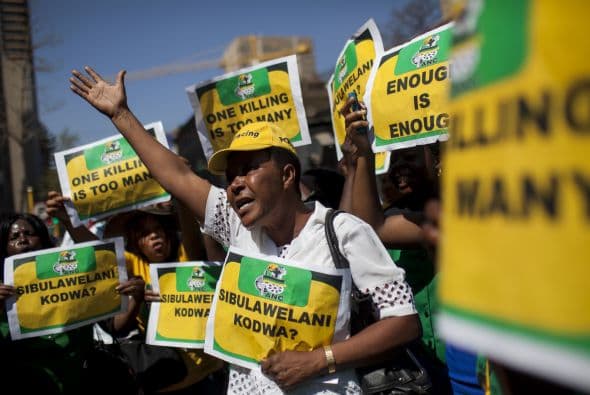 Afuera del recinto varias personas se manifestaban en contra del atleta.