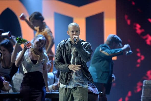 René dejó de cantar para mencionar la situación en México.