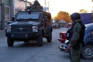 Michoacán tiene costas en el Pacífico y es clave para el tráfico de drogas a Estados Unidos. Desde finales de 2013, el gobierno federal reforzó la seguridad con el despliegue de 10,000 policías federales y militares.