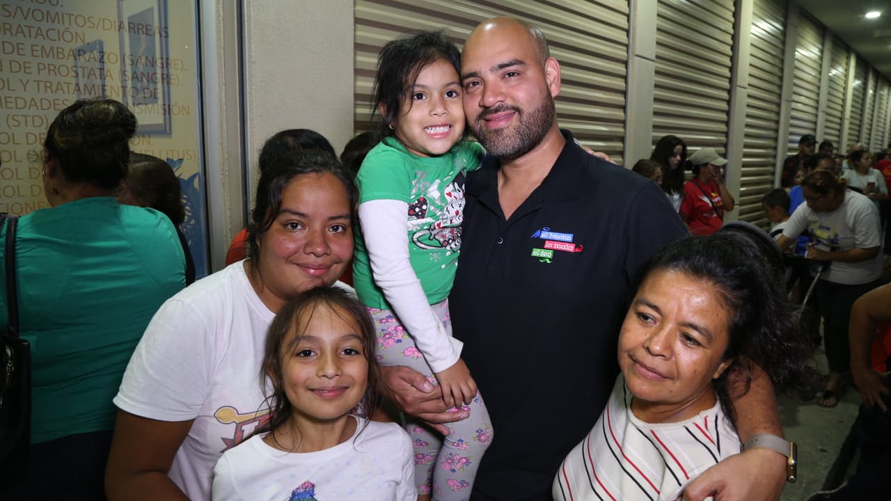 Así fue la entrega de ayudas por 'El Bueno, La Mala y El Feo' en Port Arthur, una de las localidades más afectadas por el huracán Harvey.