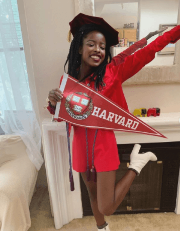 Estudió sociología en la Universidad de Harvard. Se convirtió en la primera persona en ser laureada como joven poetisa nacional en abril de 2017.