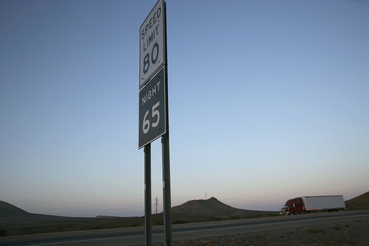 <b>Respeta el límite de velocidad</b>
<br>La 
<b>principal causa de accidentes</b> en el camino es el exceso de velocidad, ya que entre mayor velocidad menor es el tiempo de respuesta ante eventualidades. Recuerda que al conducir por encima del límite permitido no sólo te pone en riesgo a ti, sino a las personas que viajan contigo y a los demás automovilistas. No por ir más rápido llegarás más pronto.