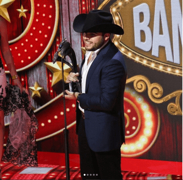 Por su parte, Gerardo Ortíz obtuvo el galardón Bandamax como 'Solista masculino del año'.