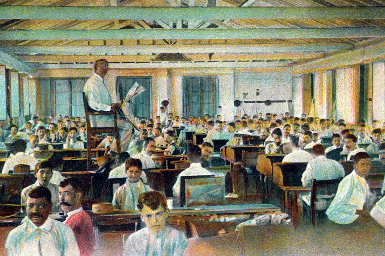 <b>Lector de fábrica</b>
<br>
<br>Este oficio fue popular hasta la década de 1930, cuando los dueños de las fábricas de cigarrillos y otras compañías contrataban lectores para mantener entretenidos y de buen humor a los empleados durante las largas horas de tareas repetitivas.
<br>
<br>Leían en voz alta periódicos locales, obras literarias y otras publicaciones. El oficio comenzó en las fábricas de cigarrillos de Cuba (en la imagen) y se volvieron obsoletos cuando se introdujo la ruidosa maquinaria en esta industria.
<br>