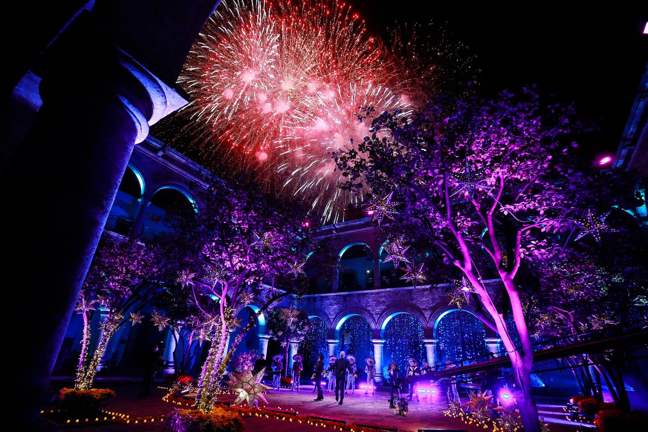 El 'performance' cerró con un momento espectacular de fuegos artificiales iluminando el cielo de 'La Perla Tapatía' y con un "¡Viva México!" de parte de los artistas.
<br>