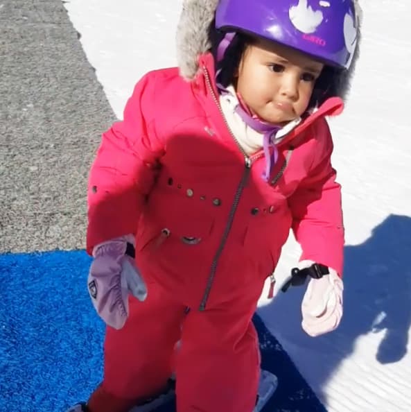 Con el cuidado de sus papás, la bebé dio sus primeros pasos como esquiadora.