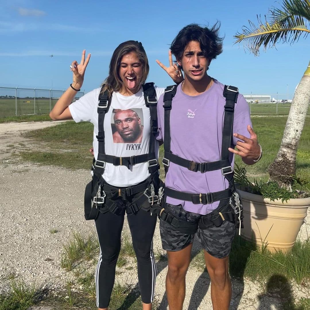 Sin embargo, no todo el tiempo está con ellos por lo que los jóvenes aprovechan y hacen de las suyas.