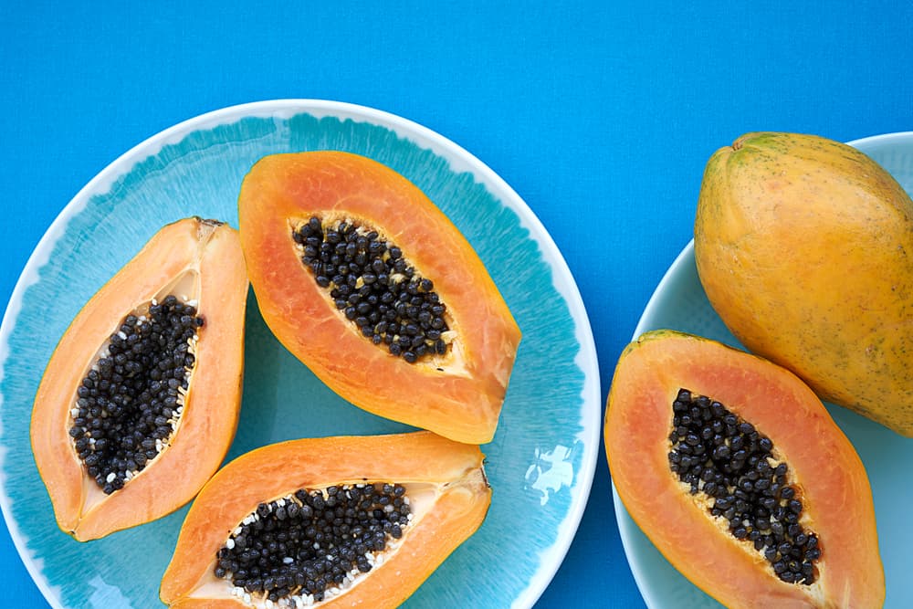 Esto lo puedes lograr consumiendo el té o infusión de hojas de papaya, cuando sospeches que alguien te ha echado mal de ojo o una maldición. Dicen que tiene el poder de reertir cualquier hechizo que te hayan lanzado.
