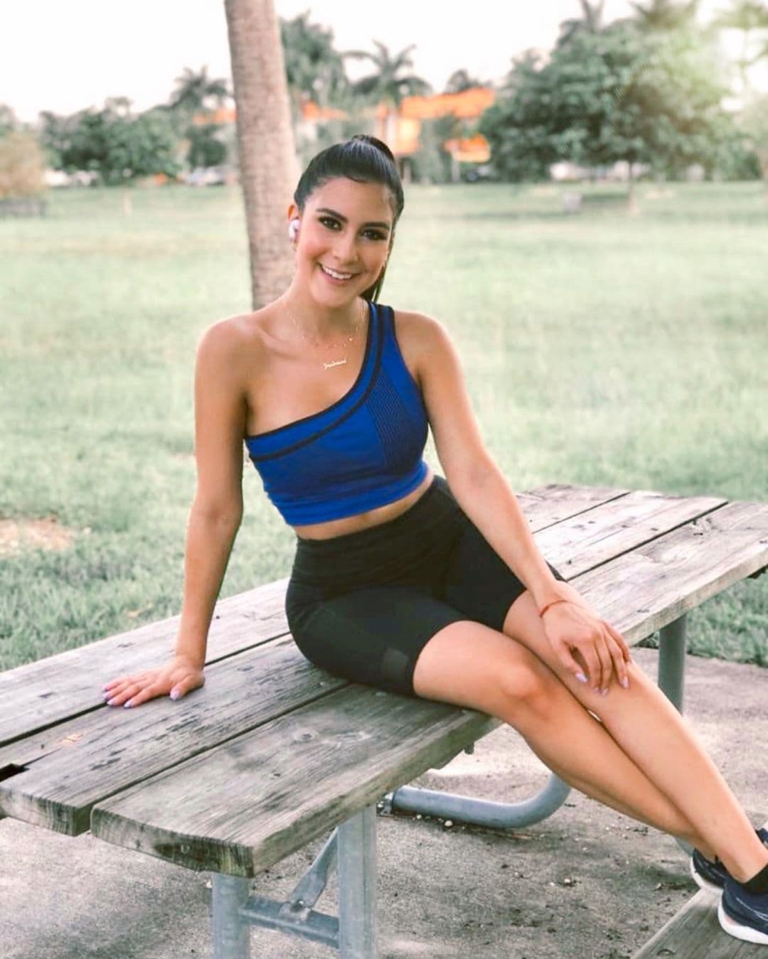 Jessi salió a un parquecito cerca de casa para tomar sol, aire fresco y hacer un poco de ejercicio.