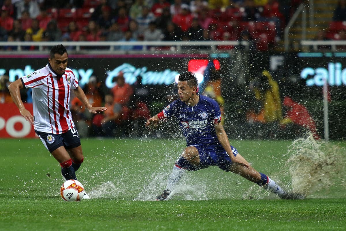Particularmente el costado occidental del campo fue el que más acumuló agua durante la inundación y por eso jugar allí fue muy difícil.