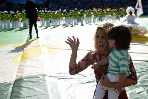 Shaki incitándolo a que saludara a la gente.