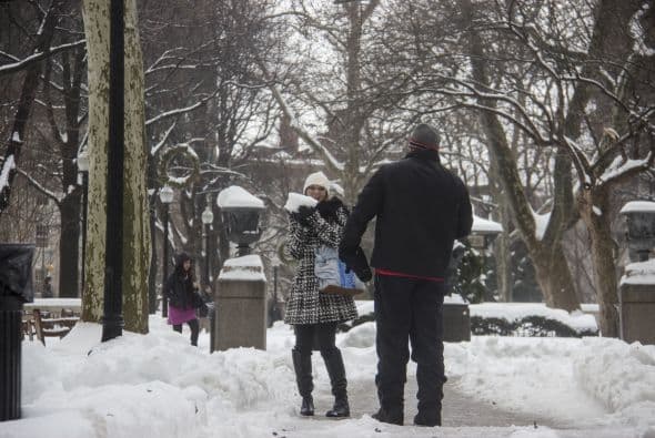 Imagenes de personas que salieron sin importar la tormenta de nieve en Filadelfia. Febrero marcó un récord de nieve que no se ha visto en 150 años.