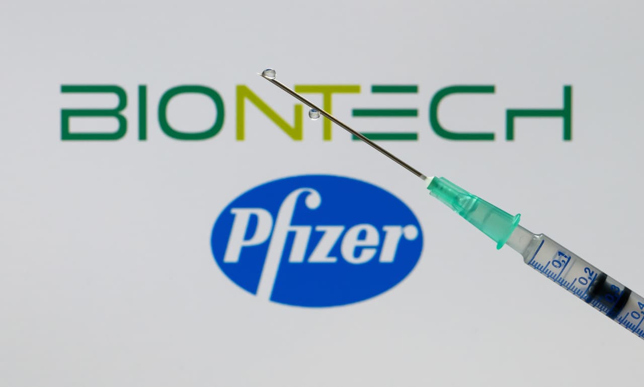 Este viernes,
<a href="https://www.univision.com/noticias/salud/fda-aprueba-la-vacuna-de-pfizer-contra-el-covid-19-y-millones-comenzaran-a-recibirla">la FDA dio luz verde para que se empiece a distribuir la vacuna desarrollada por Pfizer y BioNTech</a> como parte del siguiente paso en la lucha contra el coronavirus.