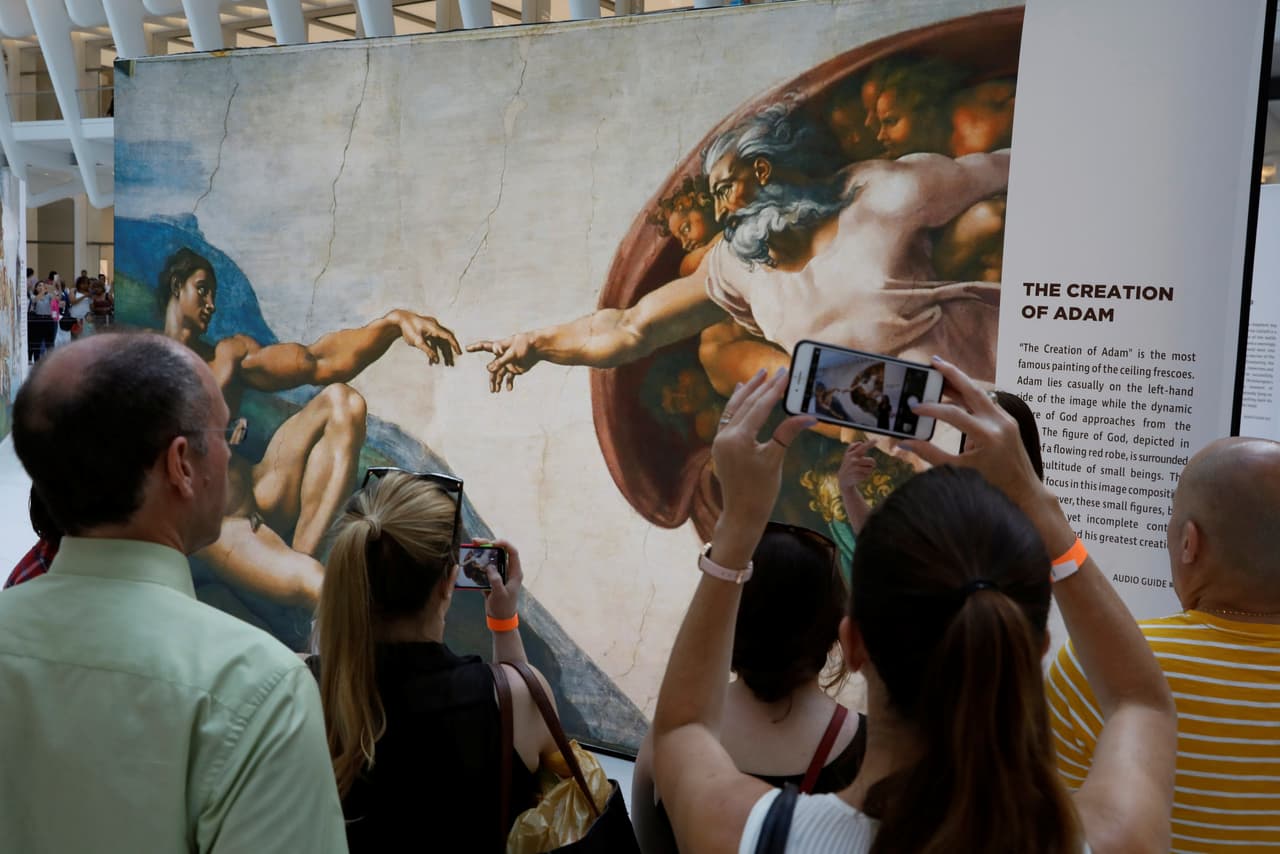 Las pinturas pueden ser apreciadas de cerca, algo que no se logra del todo en la Capilla Sixtina. (Lucas Jackson/Reuters)