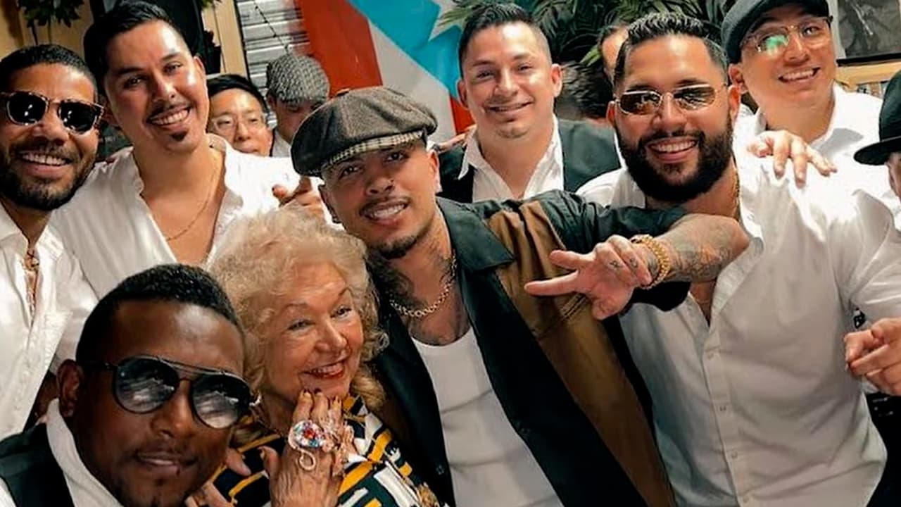 Toñita es el alma del club, en parte porque a sus 84 años aún
<b>está desde que se abren las puertas hasta la madrugada</b>.
<br>
<br>“Estoy aquí hasta las 3:00 de la mañana, si tú descansas, te cansas, es mejor no descansar”.
<br>