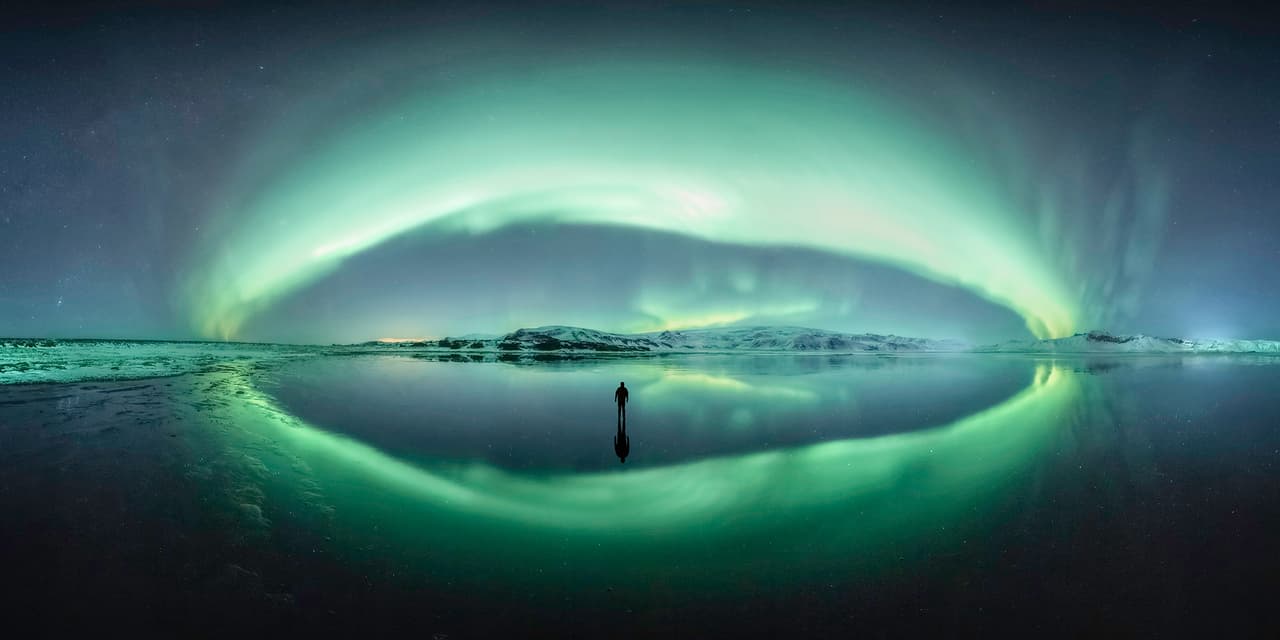 <b>‘Vórtice en Islandia’</b>
<br>
<br>El autor de esta foto encontró un lago congelado que reflejaba a la perfección una aurora boreal majestuosa. El resultado final es una combinación de varias imágenes, una de ellas con el propio fotógrafo dentro del paisaje.
<br>