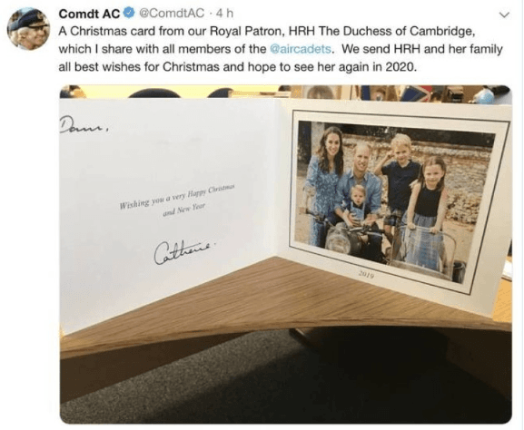 En la imagen que estuvo disponible por unos momentos, se puede ver a Kate Middleton de pie tomando con una de sus manos el volante de una motocicleta, al príncipe William en el asiento sosteniendo al pequeño Louis, mientras George y Charlotte se encuentran en el costado.