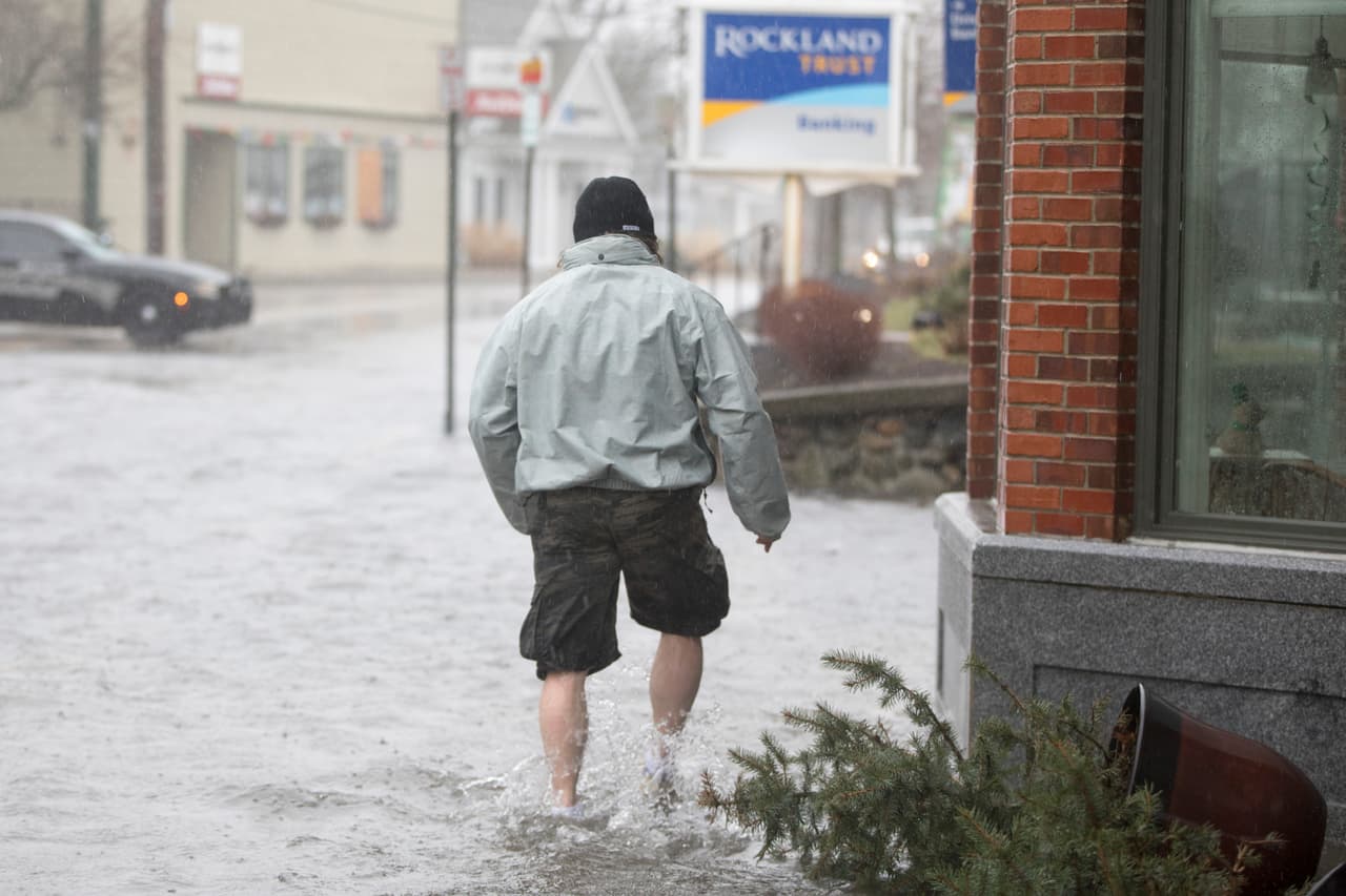 Un hombre intenta atravesar una calle en Scituate, Massachusetts.
