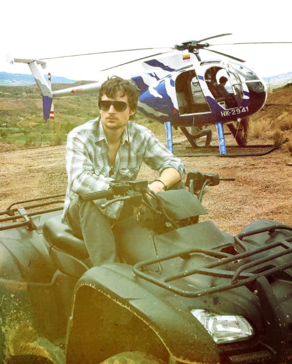 En 2013 reveló para la revista “Hola” algunos detalles de la relación que lleva con su padre “De mi padre aprendí a estar aterrizado. Empezamos muy tarde en la actuación y nos cuesta menos batallar con el ego”.