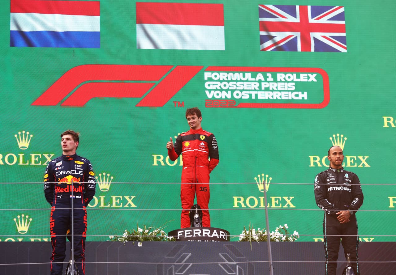 Charles Leclerc conquistó el GP de Austria por delante de Max Verstappen y Lewis Hamilton, en una carrera donde el mexicano Checo Pérez abandonó varias vueltas después de un roce que tuvo con George Russel, quien fue sancionado, y en la que Carlos Sainz también abandonó por una falla en el motor.