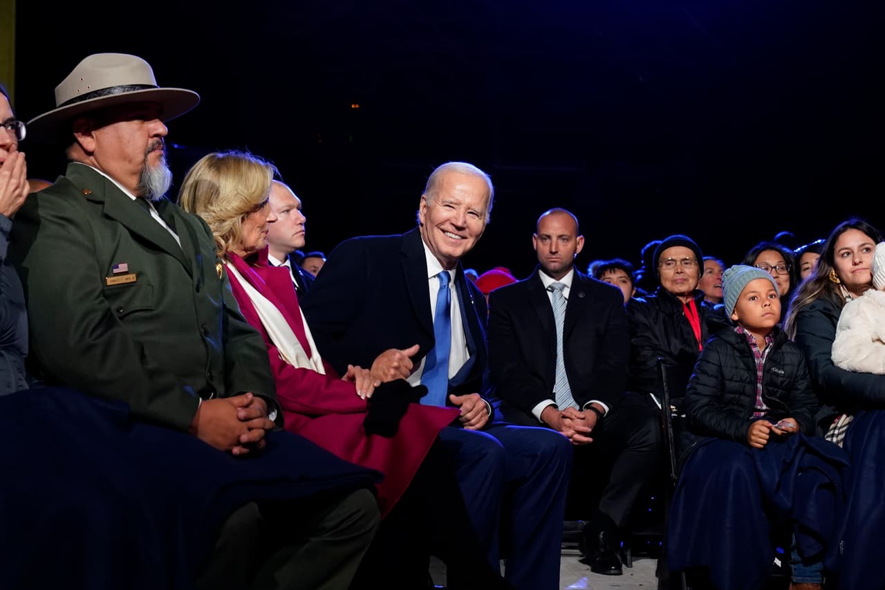 El mandatario estuvo acompañado de su esposa, la primera dama, así como de la vicepresidenta Kamala Harris y su marido, Doug Emhoff.