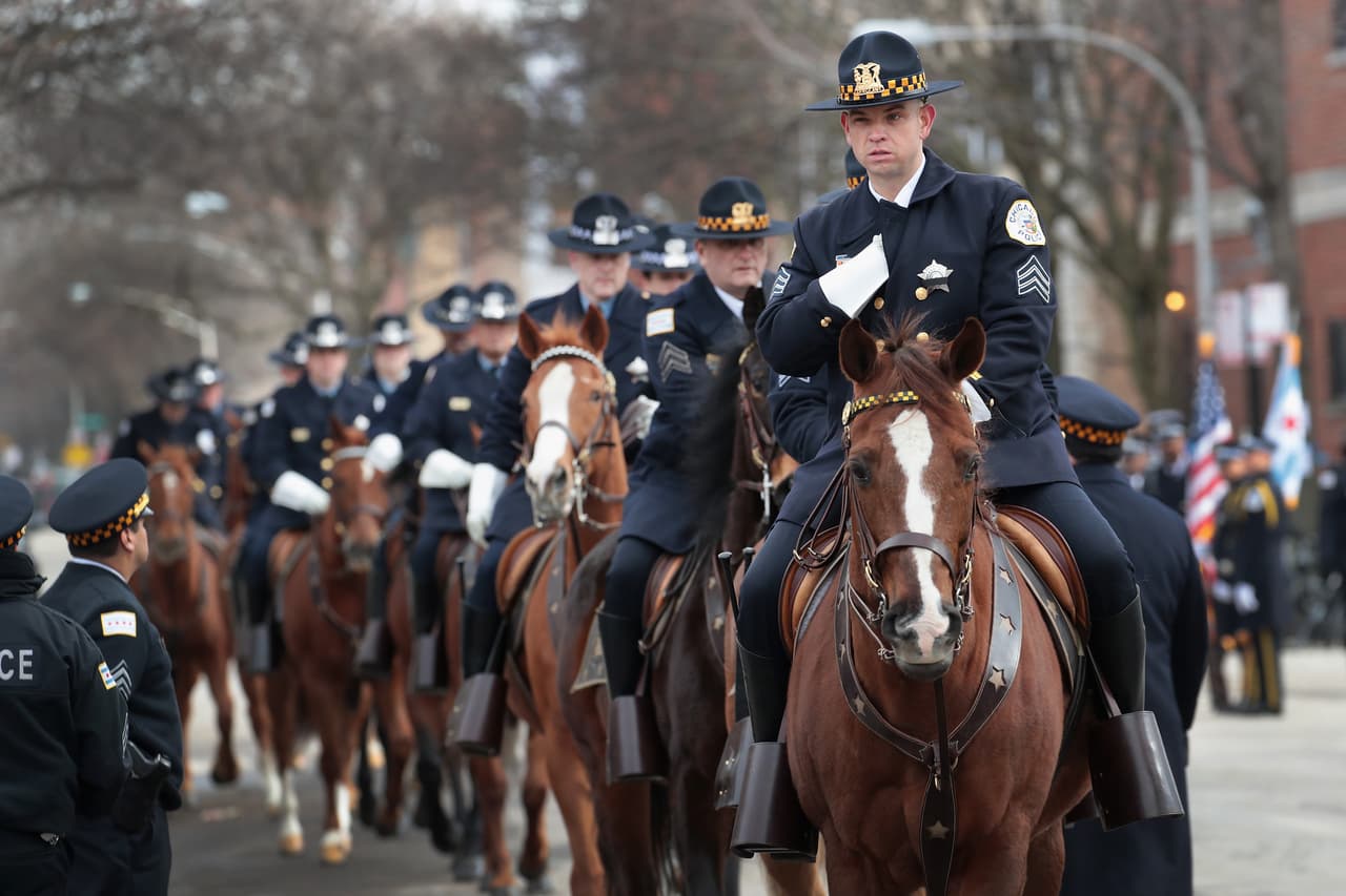 En las inmediaciones de la iglesia, vecinos colocaron listones azules en los árboles cercanos como señal de respeto y oficiales de la policía montada hicieron guardia al paso del vehículo.